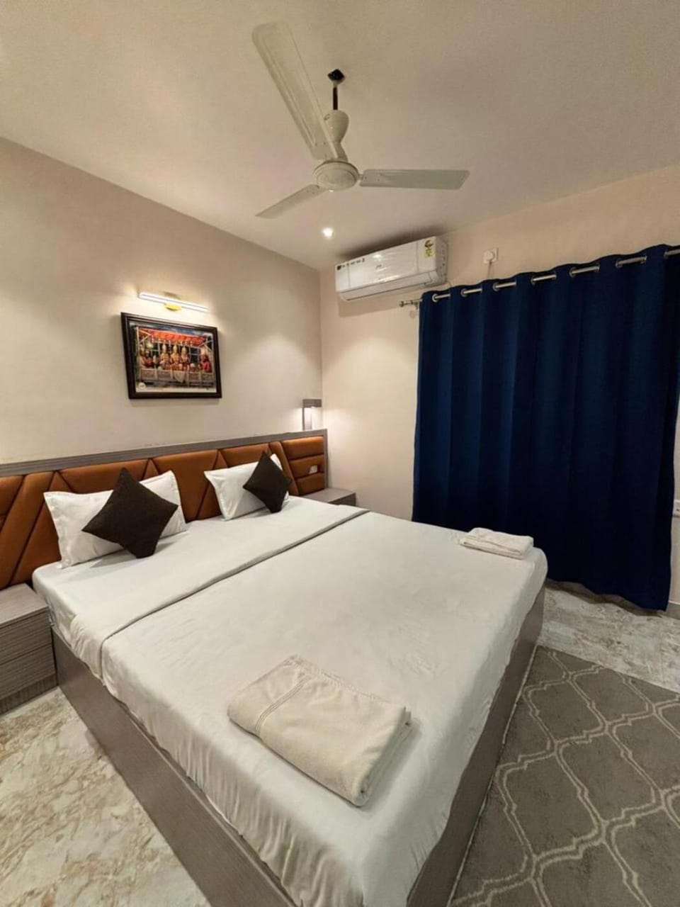 Photo of the whole room, Bedroom