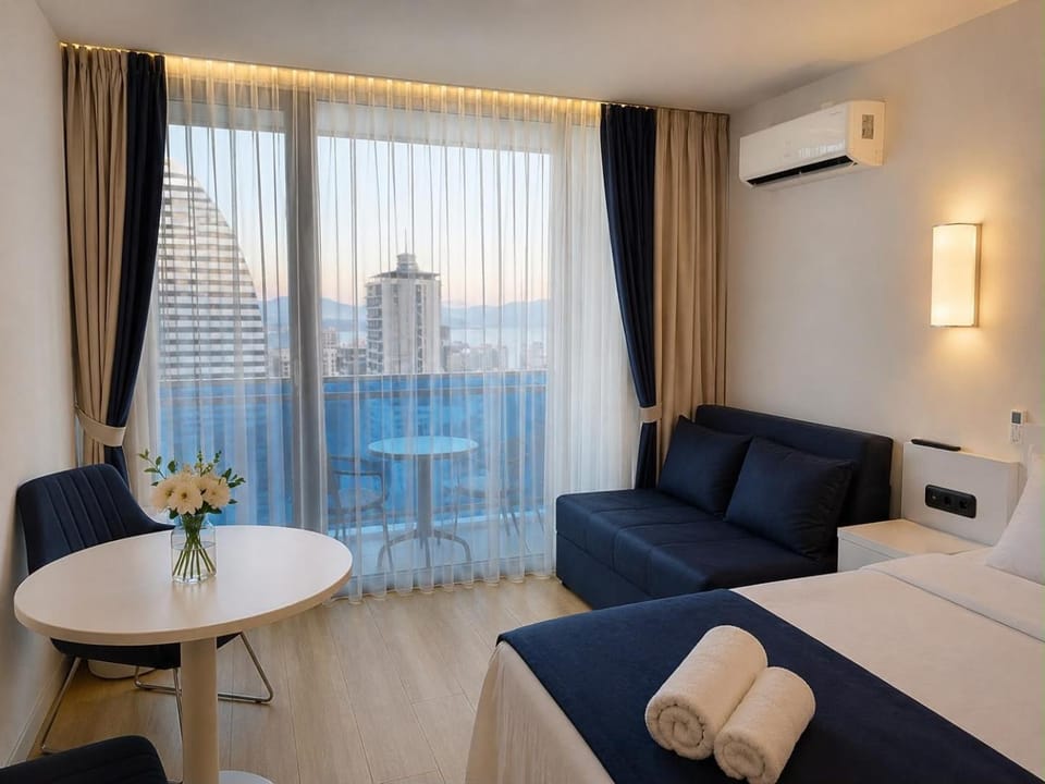 Bed, TV and multimedia, Living room, Photo of the whole room, Seating area, Bedroom, internet, towels, air conditioner