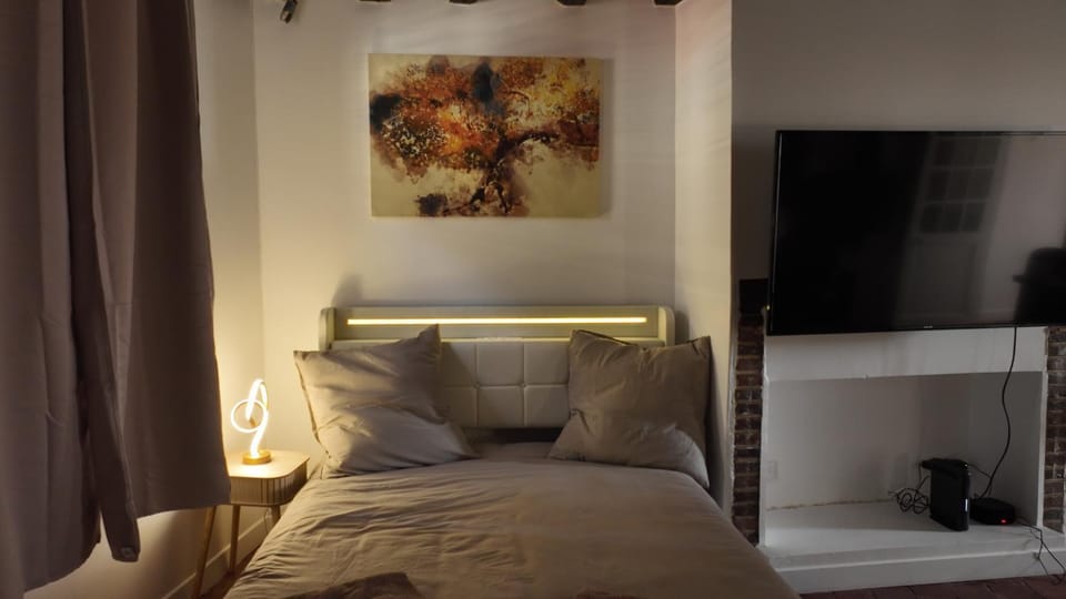 Bed, TV and multimedia, Photo of the whole room, Bedroom