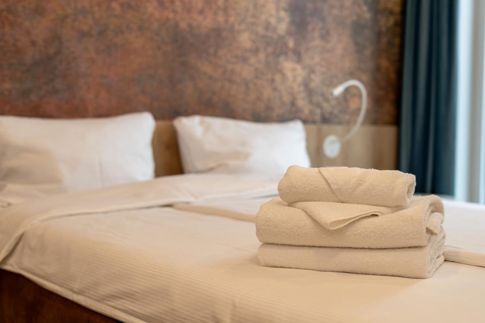 Bed, towels