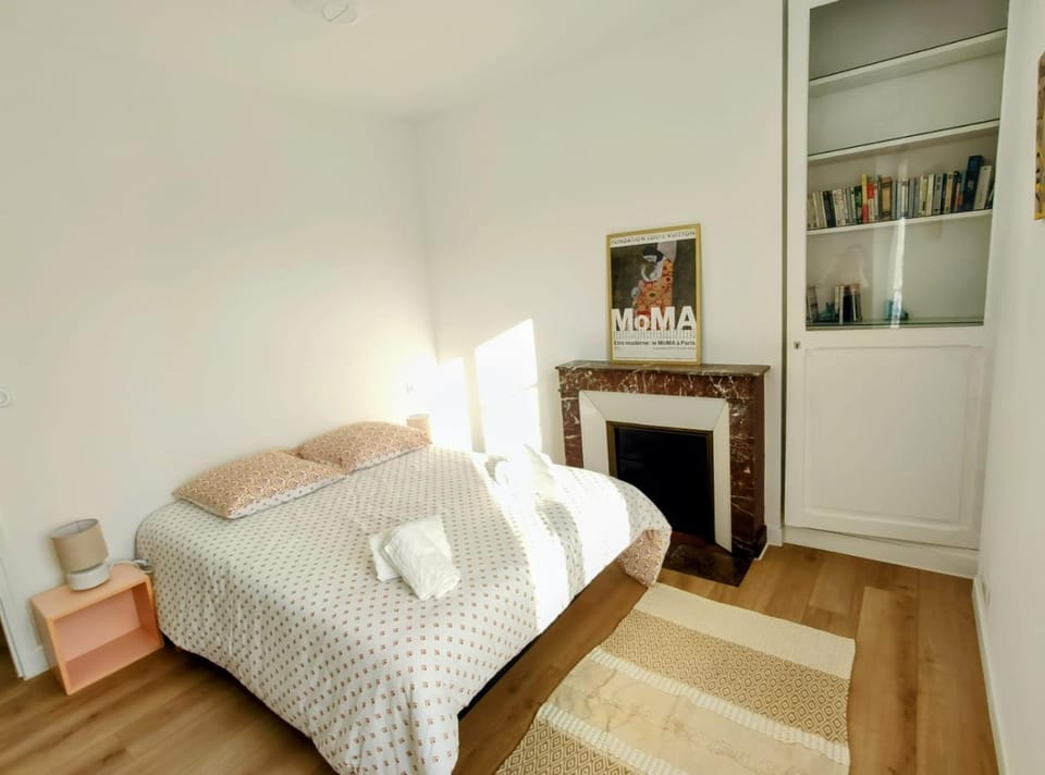 Bed, Library, Bedroom, towels