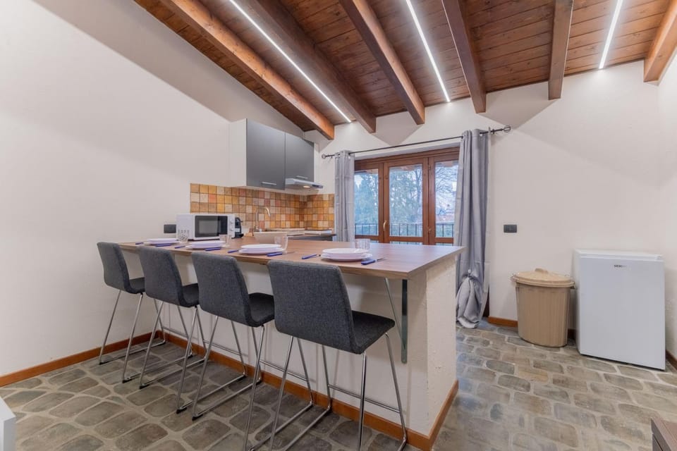 Kitchen or kitchenette, Dining area, stove