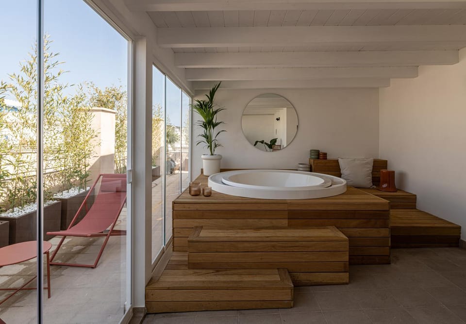 Natural landscape, Hot Tub, Balcony/Terrace, Living room, Seating area, Bath