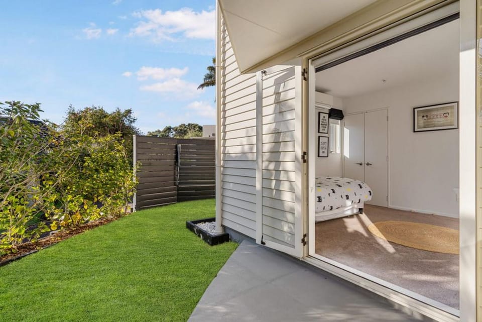 Ocean view Designer Standalone Villa Big Deck House in Auckland