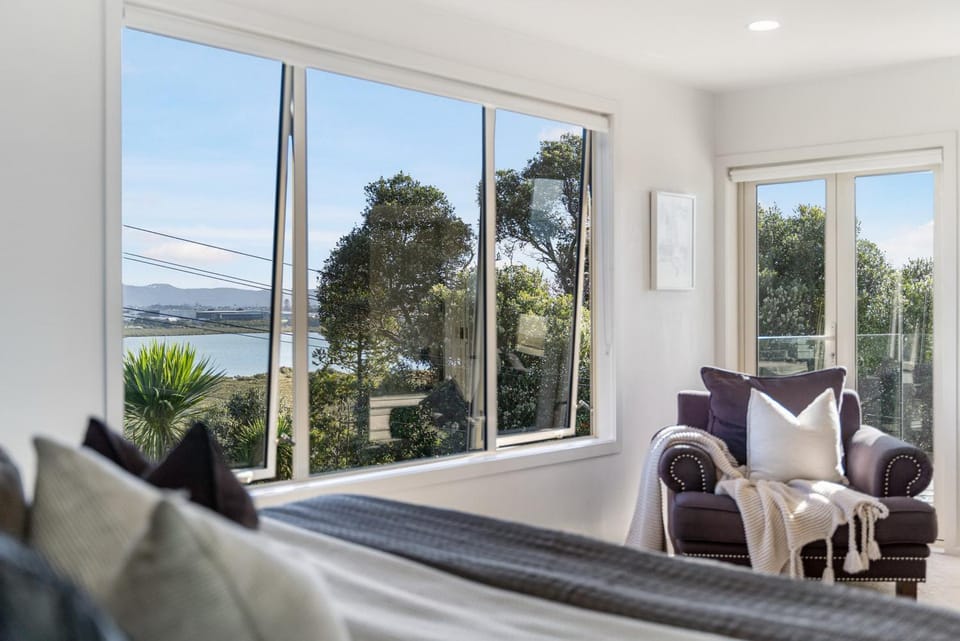 Ocean view Designer Standalone Villa Big Deck House in Auckland