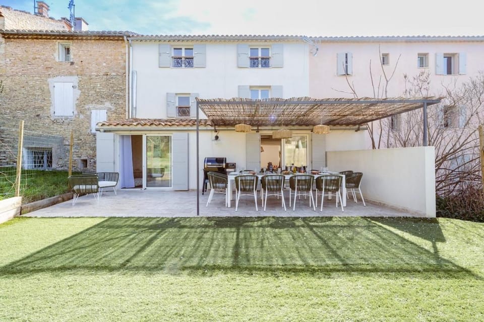 Property building, Patio, Spring, Day, Garden, Dining area, Garden view