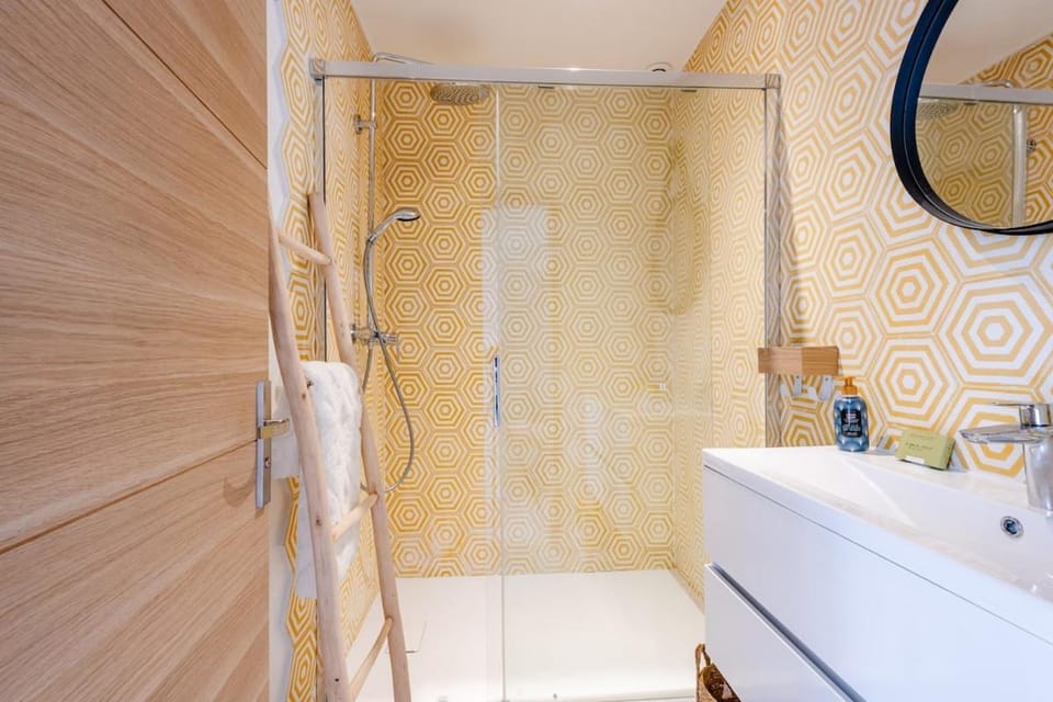 Shower, Bathroom, towels
