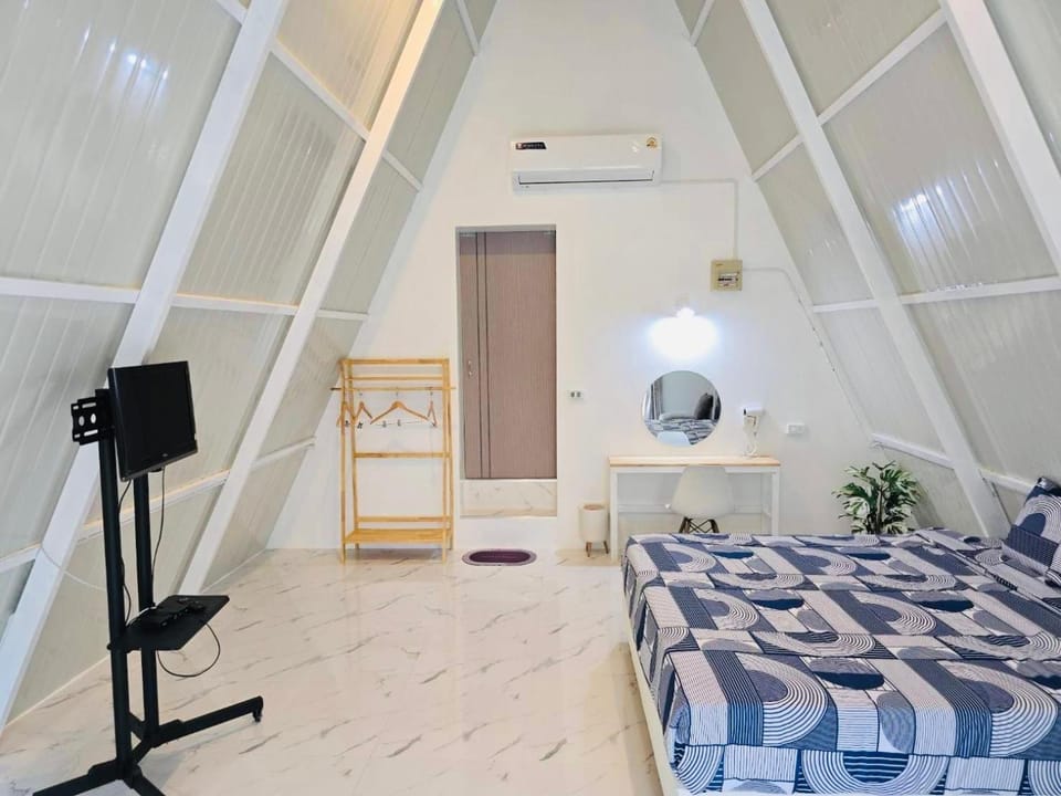 Bed, TV and multimedia, Living room, Photo of the whole room, Seating area, Bedroom, wardrobe, air conditioner