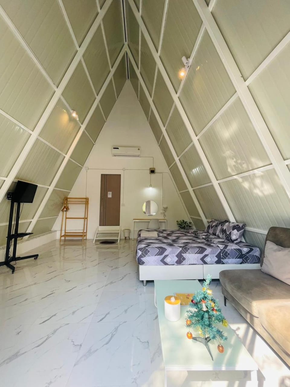Bed, TV and multimedia, Living room, Photo of the whole room, Seating area, Bedroom