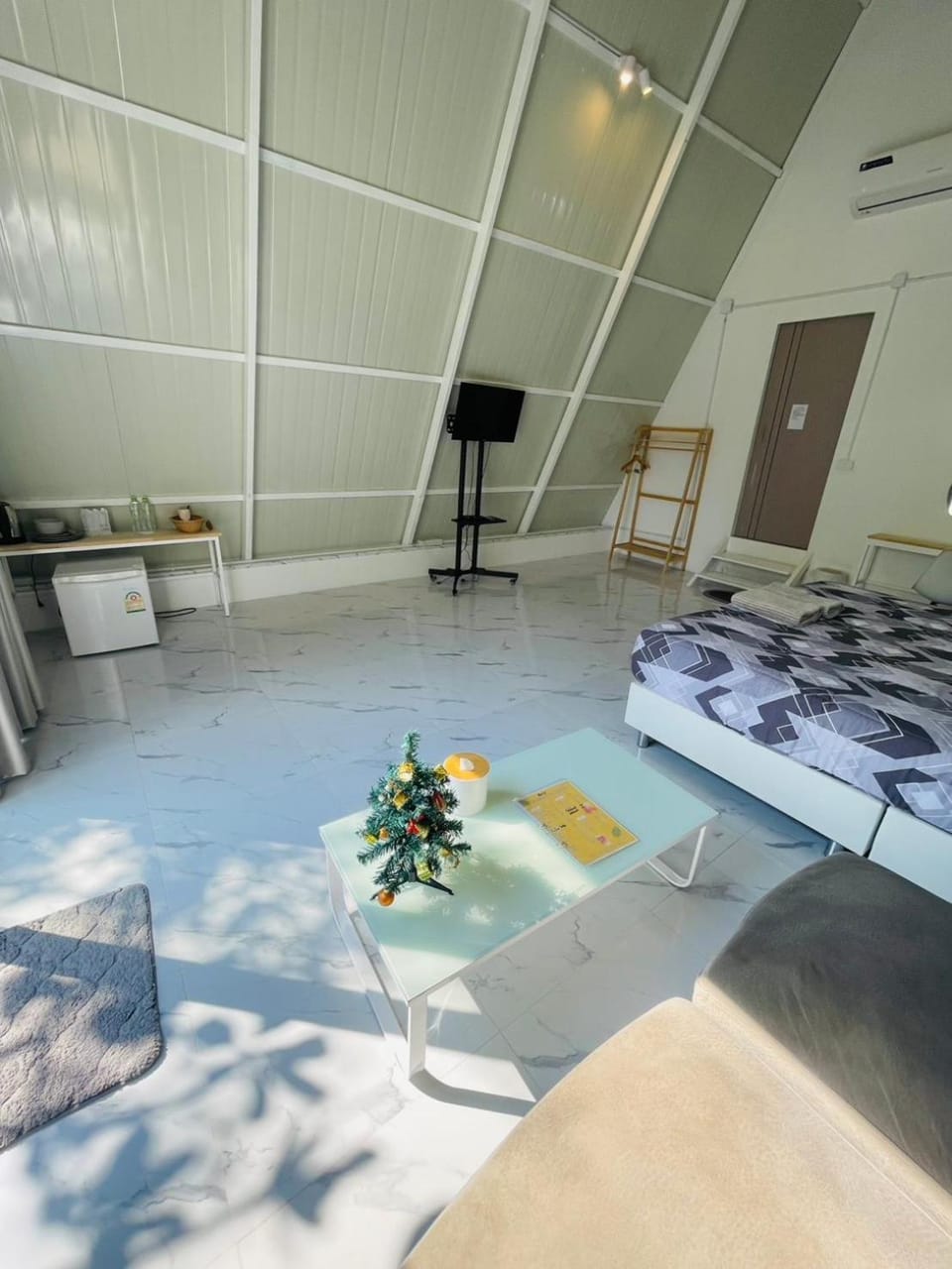 Bed, Living room, Photo of the whole room, Seating area, Bedroom