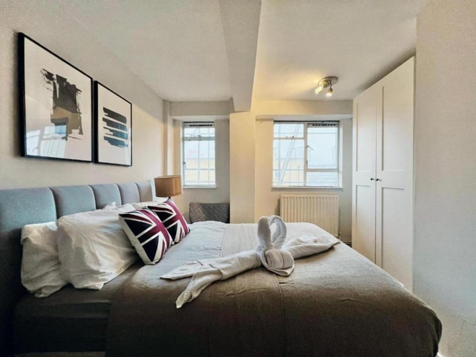Bright top floor Flat in Paddington Apartment in City of Westminster