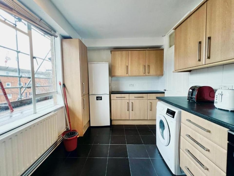 Bright top floor Flat in Paddington Apartment in City of Westminster