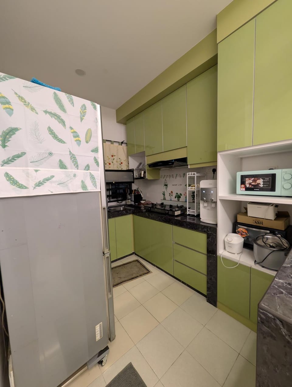 Kitchen or kitchenette, minibar, oven, stove, toaster
