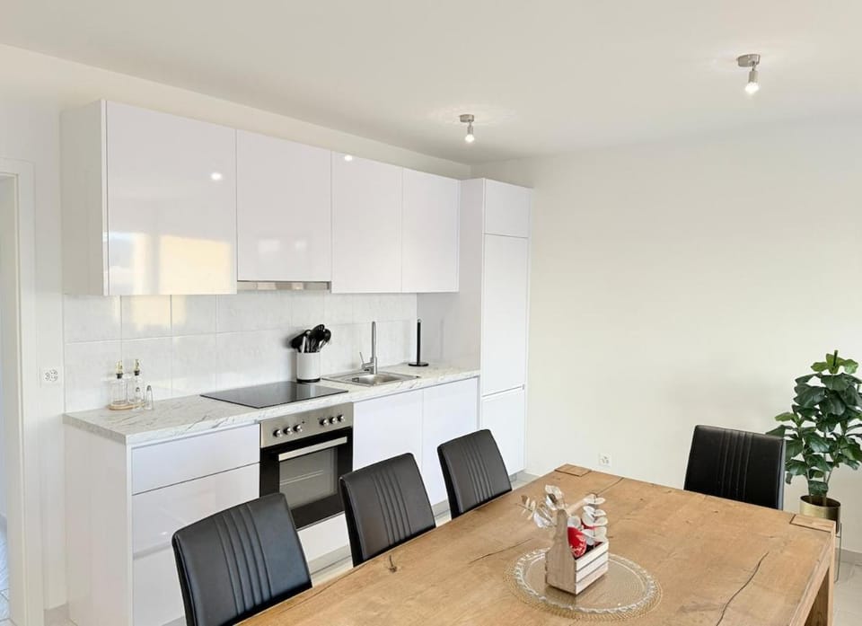 Coffee/tea facilities, Kitchen or kitchenette, Living room, Seating area, Dining area, stove, toaster