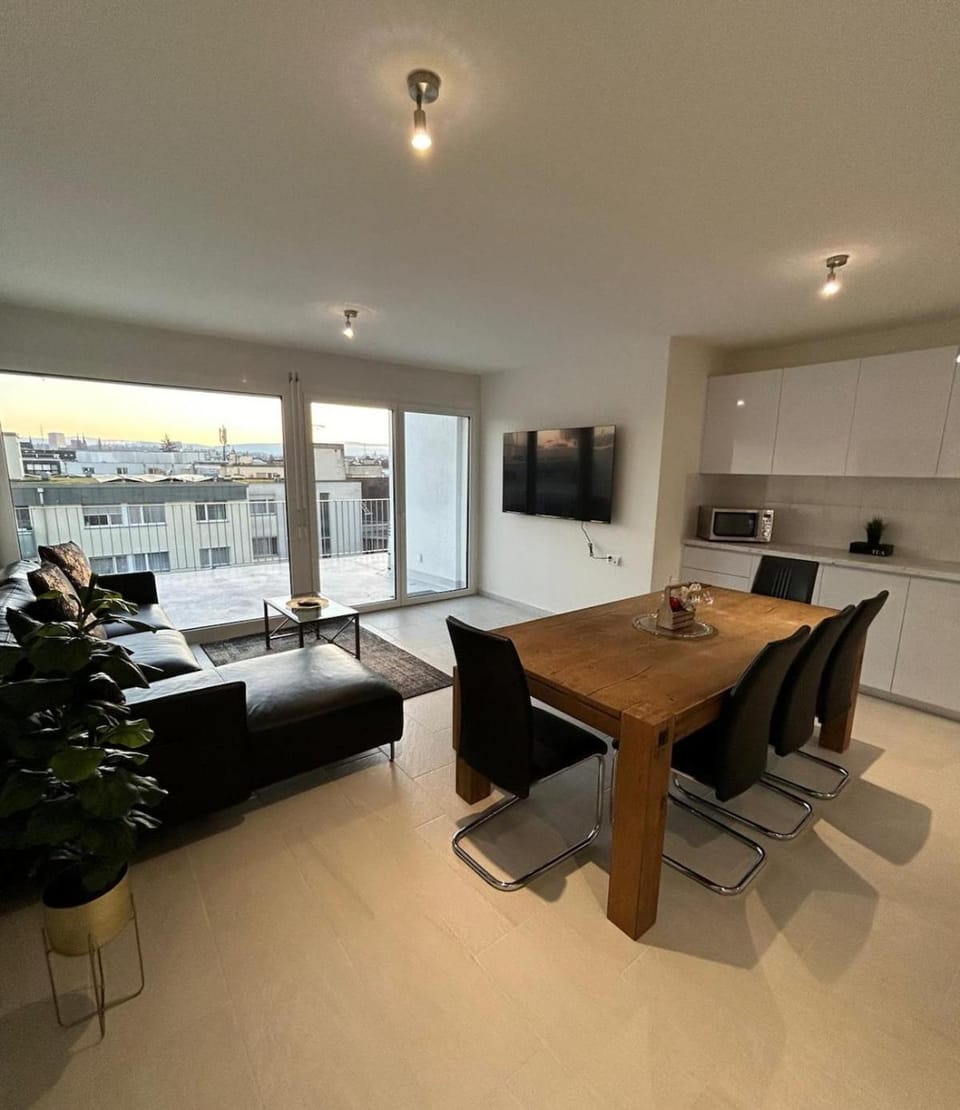 TV and multimedia, Kitchen or kitchenette, Living room, Seating area, Dining area