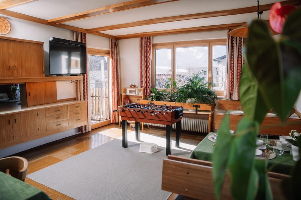 TV and multimedia, Seating area, Dining area