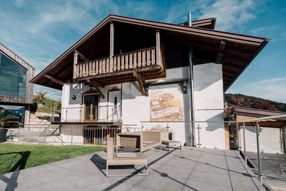 Property building, Patio, Balcony/Terrace