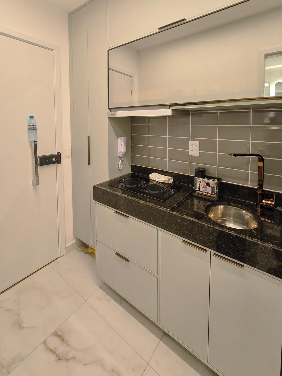 Kitchen or kitchenette, minibar, stove