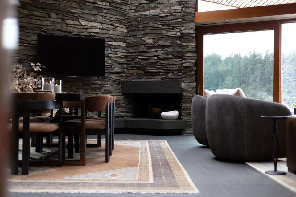 Day, Natural landscape, TV and multimedia, View (from property/room), Living room, Seating area, Dining area, fireplace, furniture