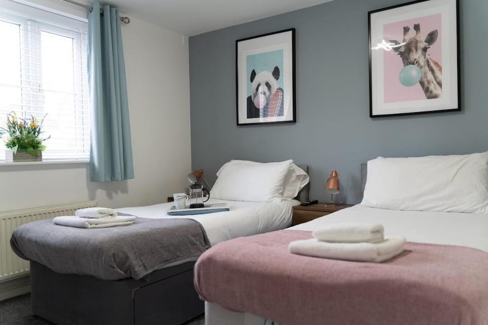 2 Bed Apt with free parking on driveway and free Wi-Fi Apartment in Corby