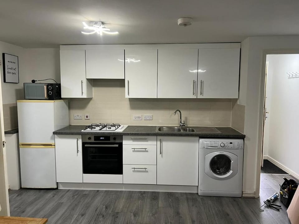 2 Bed Apt with free parking on driveway and free Wi-Fi Apartment in Corby