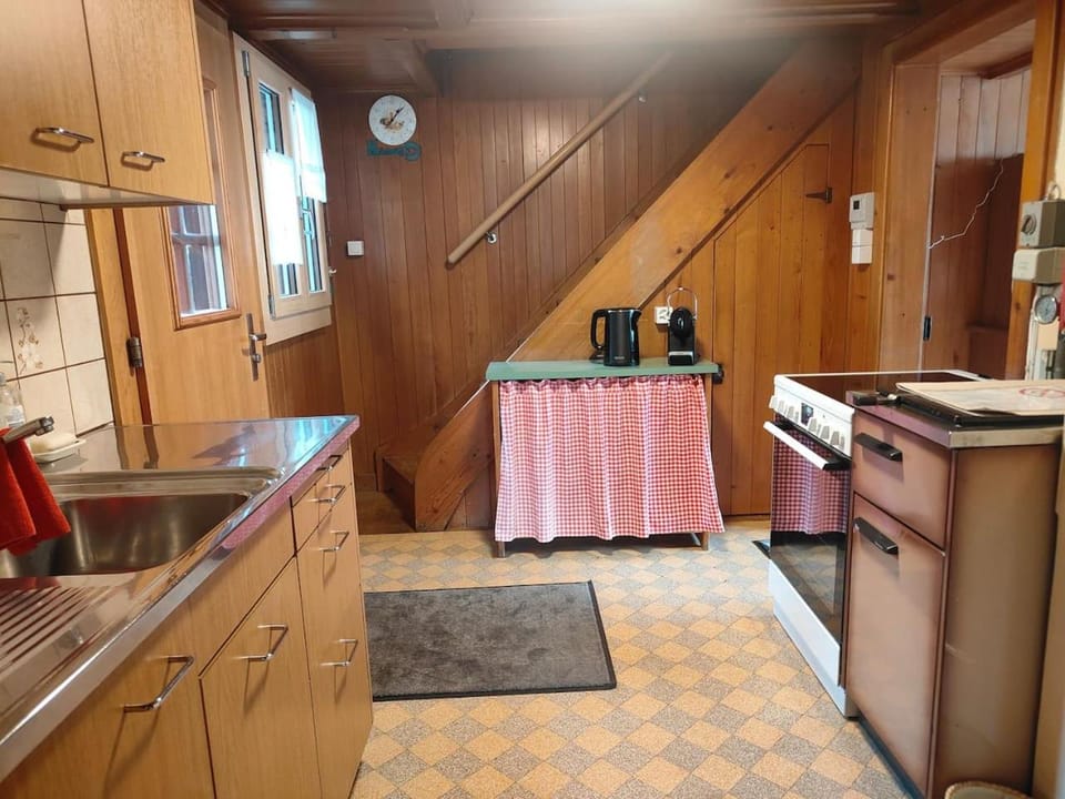 Coffee/tea facilities, Kitchen or kitchenette, stove