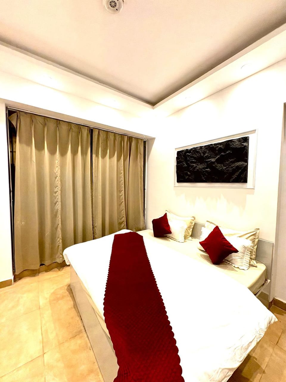 Luxurious-STAY-swimming pool Apartment in Noida