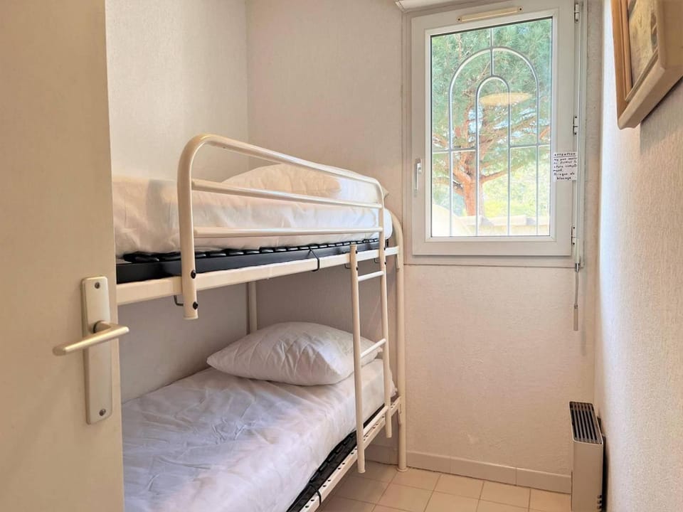 Bedroom, bunk bed
