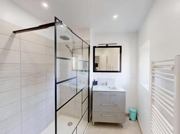 Shower, Bathroom, towels