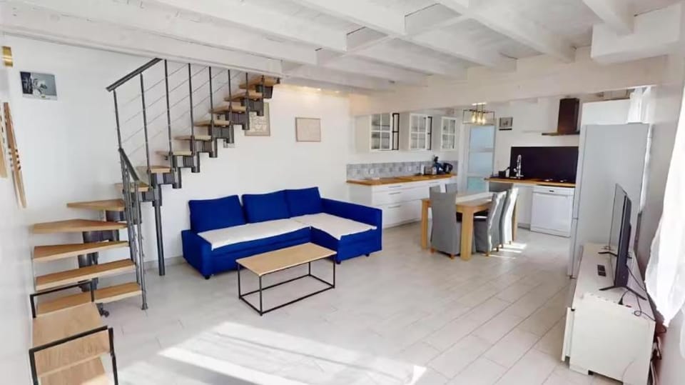 TV and multimedia, Kitchen or kitchenette, Living room, Seating area