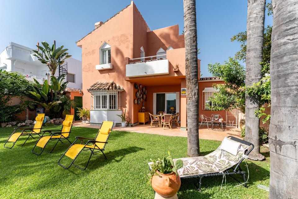 Property building, Patio, Day, Garden, Garden, Garden view, sunbed