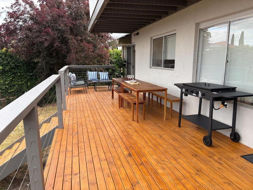 Newly renod, 2living, 3bath, big decks, bbq, pets House in Geelong