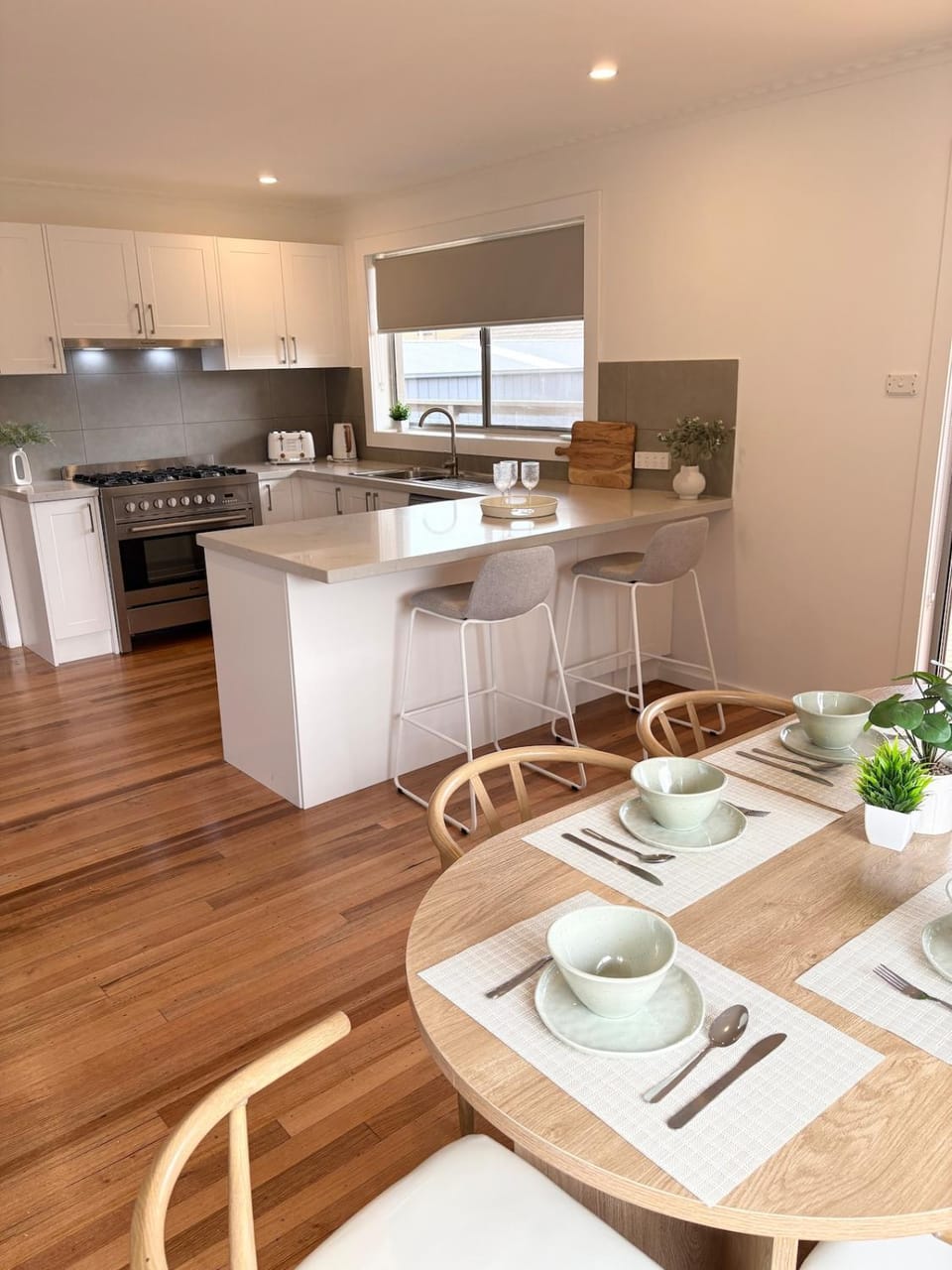 Newly renod, 2living, 3bath, big decks, bbq, pets House in Geelong