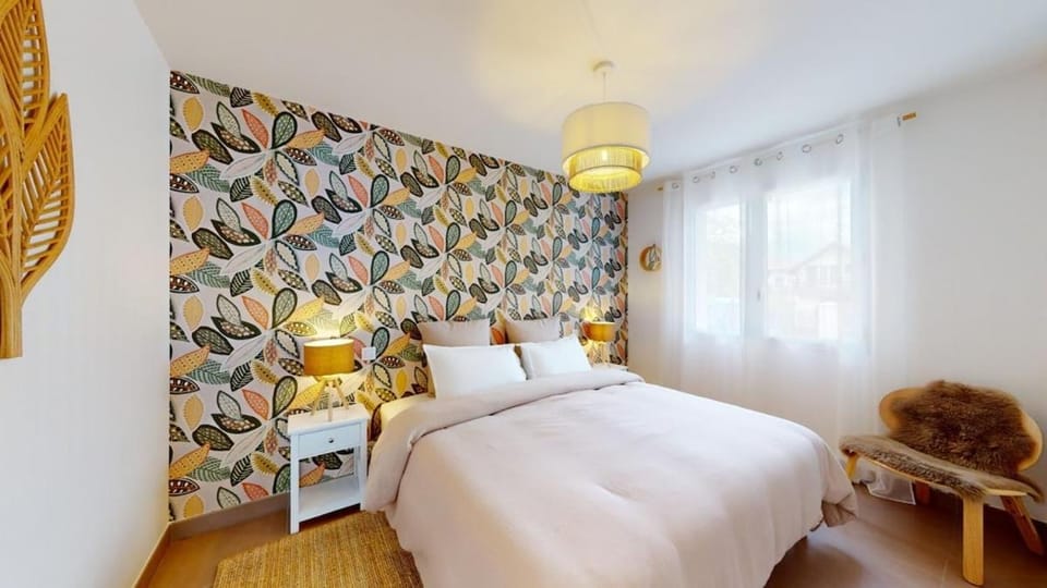 Photo of the whole room, Bedroom