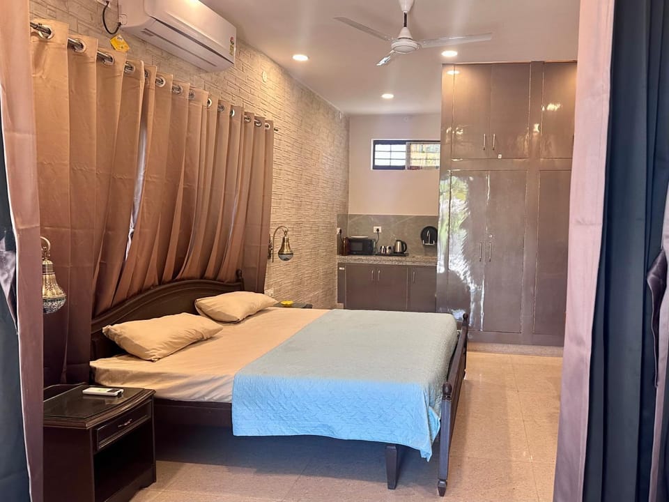 Bed, Kitchen or kitchenette, Photo of the whole room, Bedroom, wardrobe, air conditioner