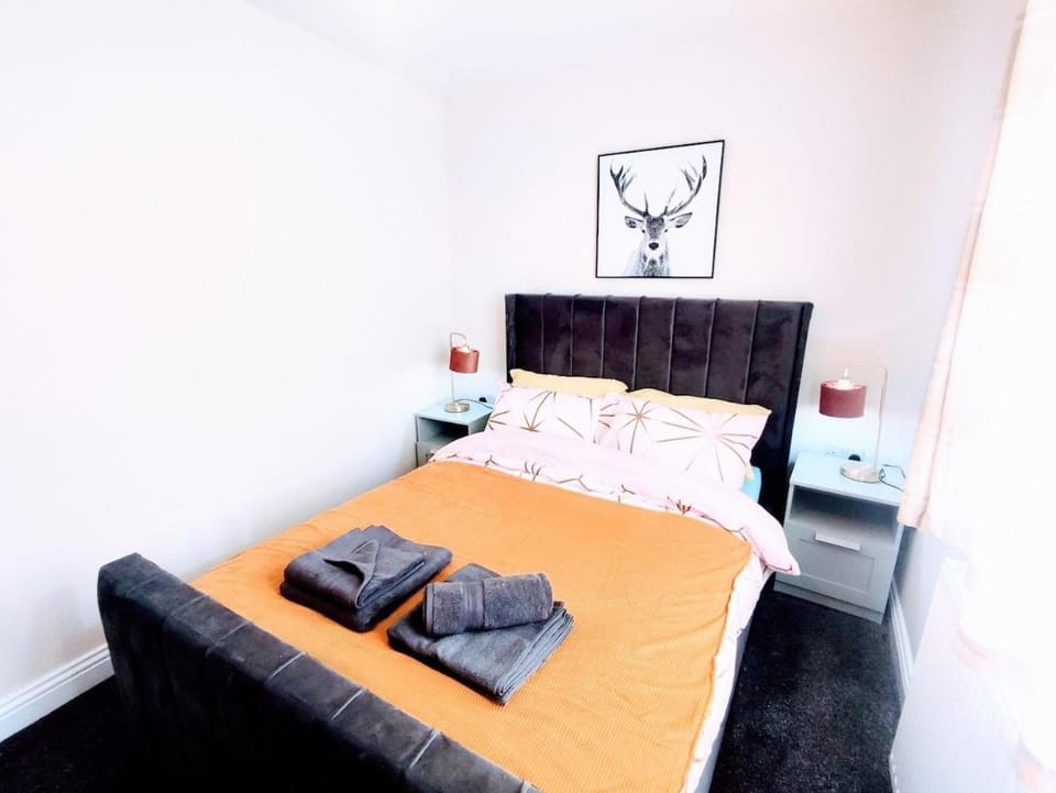 Crystal House Flat 3 - free private parking - metro Apartment in North Shields