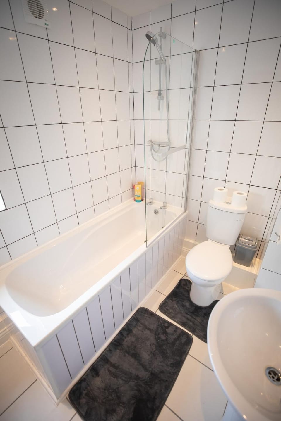 Crystal House Flat 3 - free private parking - metro Apartment in North Shields