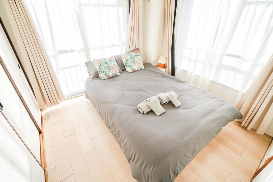 Bed, Photo of the whole room, Bedroom, towels