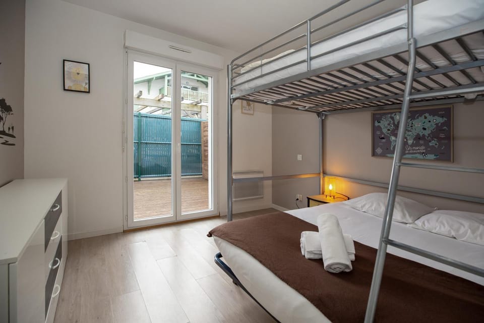 Bed, Photo of the whole room, Bedroom, bunk bed, towels