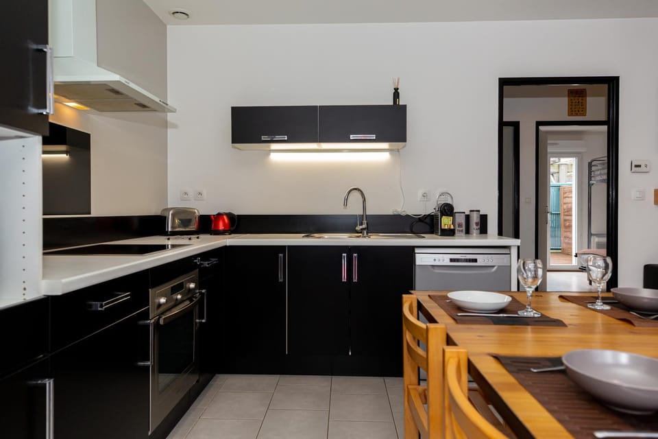 Kitchen or kitchenette, Dining area, dishwasher, stove, toaster