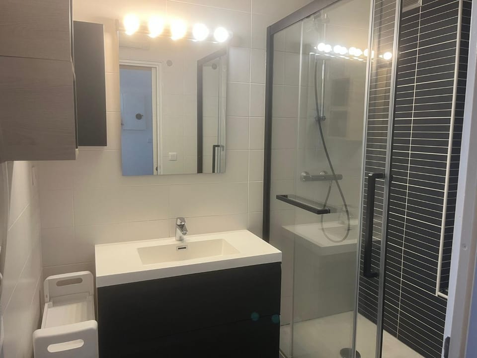 Shower, Bathroom, hair dryier, washing machine, dryer
