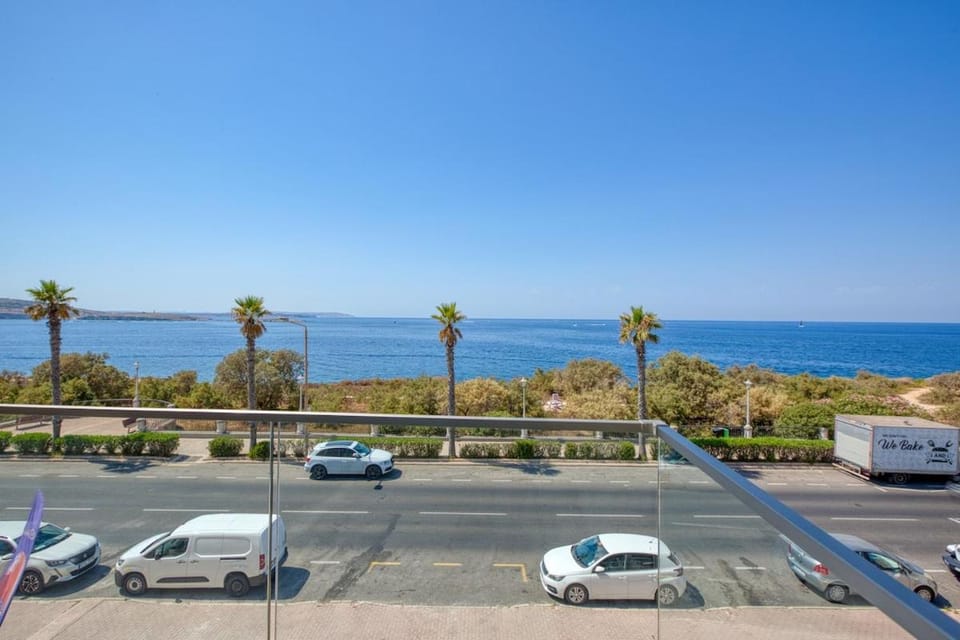 Seafront 3 Bedroom Luxury Getaway Apartment in Saint Paul's Bay