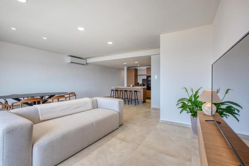 Seafront 3 Bedroom Luxury Getaway Apartment in Saint Paul's Bay