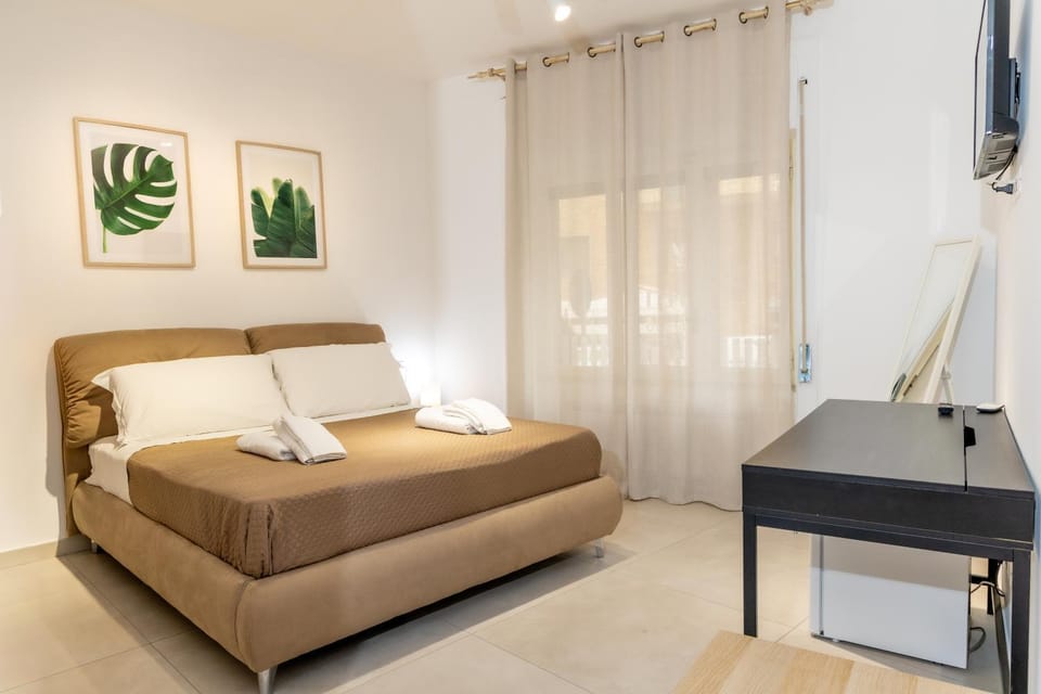 Bed, TV and multimedia, Bedroom