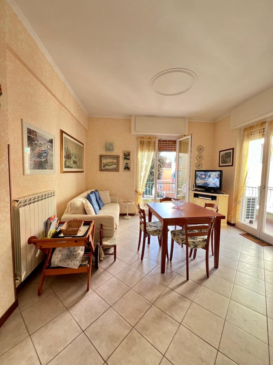 TV and multimedia, Living room, Seating area, Dining area