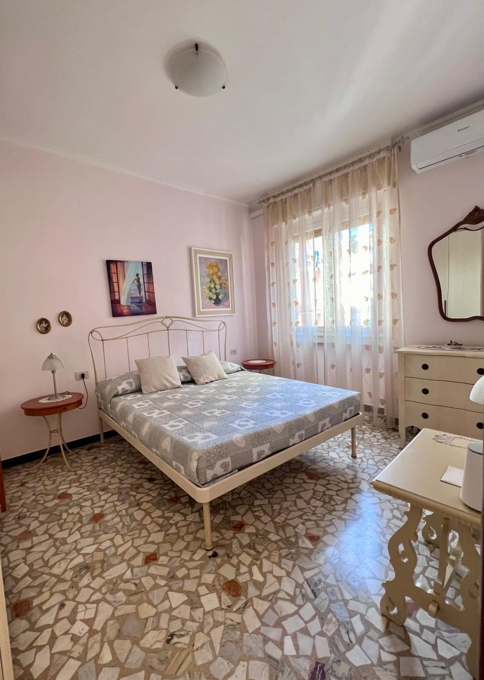 Photo of the whole room, Bedroom, air conditioner