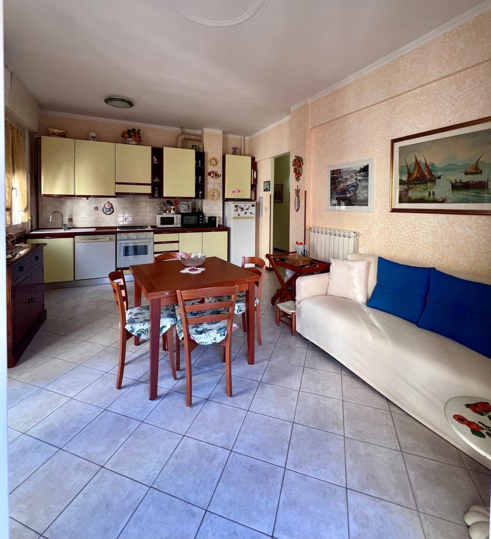 Kitchen or kitchenette, Living room, Dining area, oven