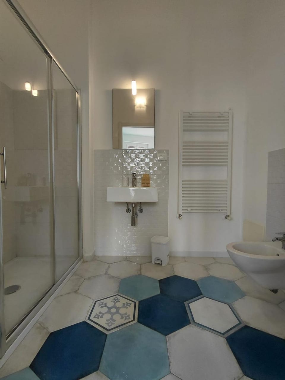 Shower, Toilet, Bathroom, bidet, towels