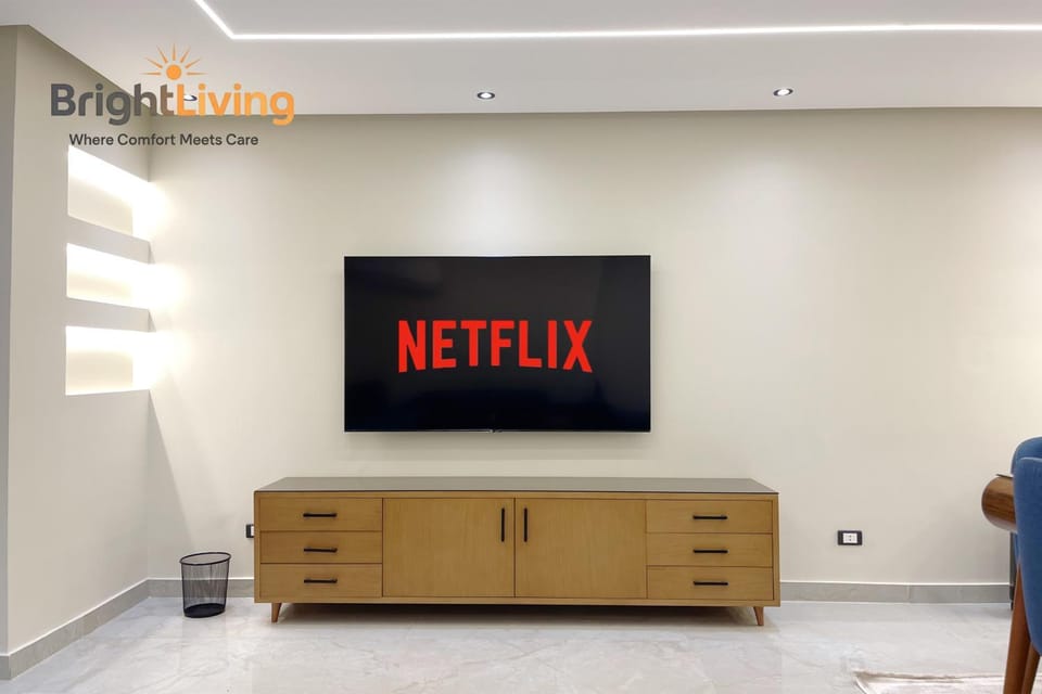 Communal lounge/ TV room, TV and multimedia, Evening entertainment, Text overlay