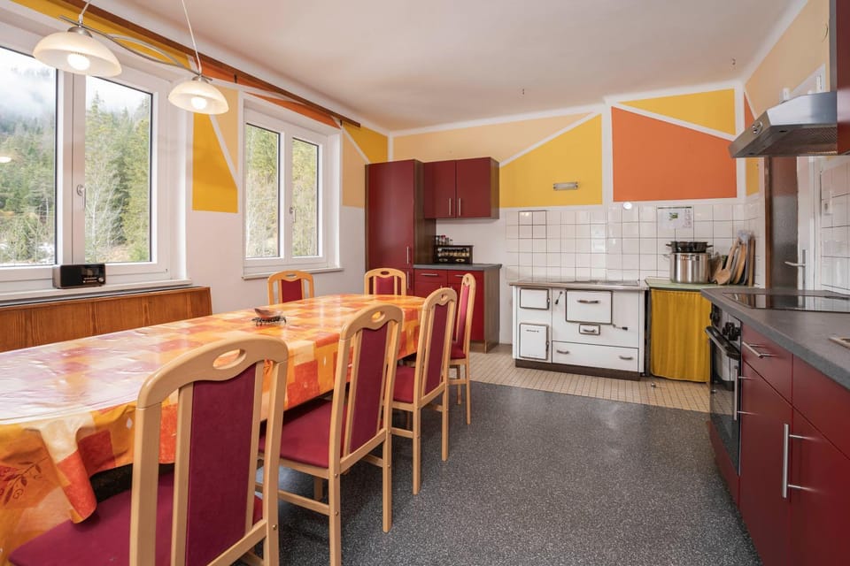 Kitchen or kitchenette, Dining area, Communal kitchen